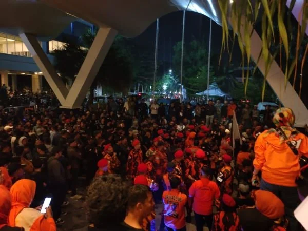 Ratusan masa simpatisan paslon Pilgub Sulsel 2024 (Dok : Atri KabarMakassar).