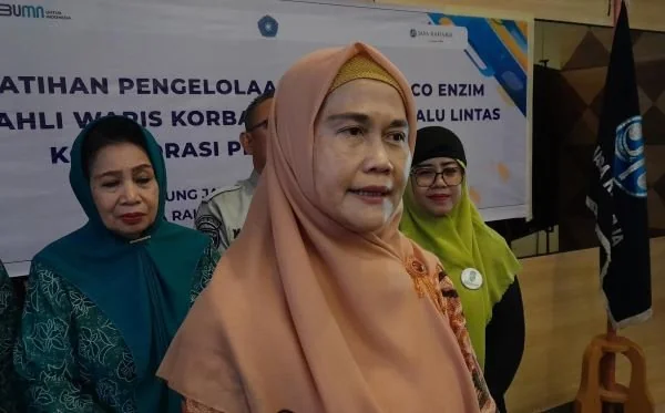 Pj TP PKK Sulsel, Ninuk Triyanti Zudan pada pelatihan pengelolaan sampah dan eco enzim bagi ahli waris korban kecelakaan lalu lintas yang diselenggarakan di Hotel Khas (Dok: Nofi KabarMakassar).