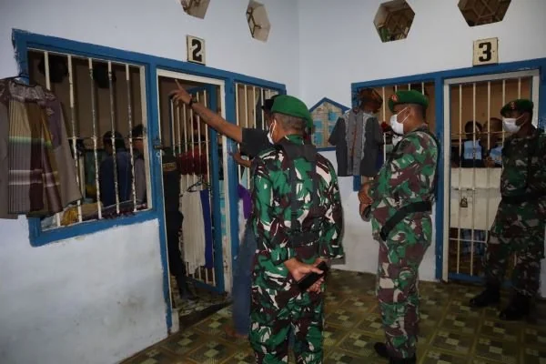 Anggota Polisi dan TNI  melakukan penggeledahan di kamar binaan Lapas Bulukumba (Dok : Ist).