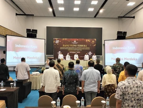 KPU Makassar saat berlangsungnta rapat Pleno Terbuka di Hotel Claro, jalan AP Pettarani, Makassar, Kamis (2/5) malam. Foto Muhammad Asrul