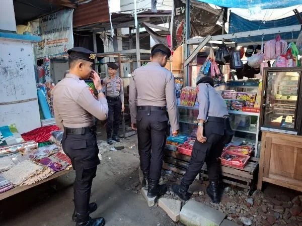 Personel Polres Majene saat menggelar patroli di pasar (Dok : Ist).