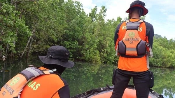 Tim SAR saat melakukan pencarian korban hilang di sungai Palapi, Mamuju