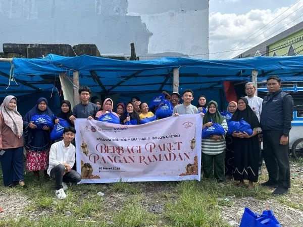 Bosowa School Makassar dan Bosowa Peduli Berbagi Paket Sembako untuk Warga Mengasa. (Dok: Ist)