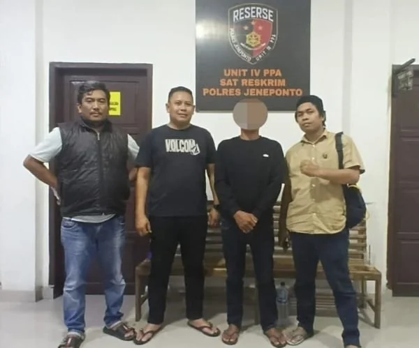 Pelaku RD saat diamankan di Mapolres Jeneponto. (Dok. Ist).