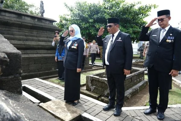 Bupati Gowa Husniah Talenrang saat Bedziarah ke Makam Pahlawan Nasional Sultan Hasanuddin di Katangka, (Dok: Ist).