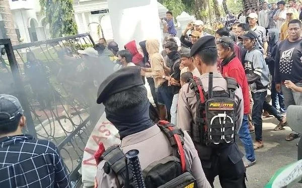 Para Pendemo Berusaha Masuk di Halaman Kantor Bupati Takalar