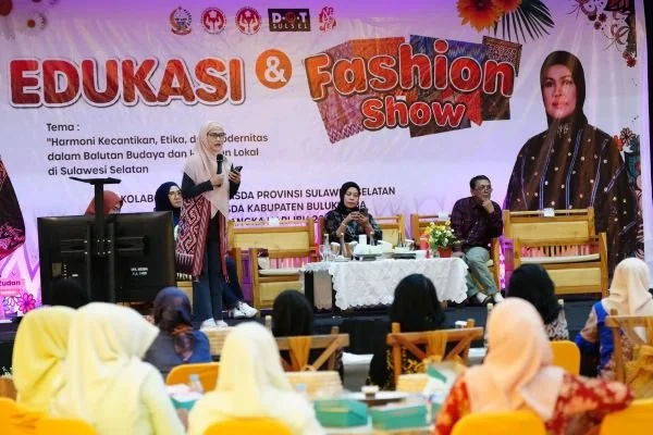 Dewan Kerajinan Nasional Daerah (Dekranasda) Sulawesi Selatan (Sulsel) berkolaborasi dengan Dekranasda Kabupaten Bulukumba menggelar Edukasi dan Fashion Show (Dok : Ist).