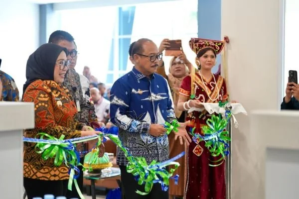 Gubernur Sulbar didampingi Bupati Mamuju saat gunting pita peresmian kantor PT Bank Sulselbar Cabang Utama Mamuju (dok:ist)