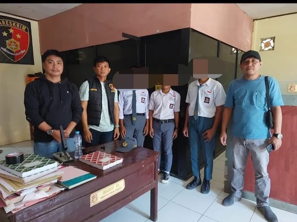 Ketiga Pelajar berinisial I (16), A (16) dan H (16) saat diamankan di ruang PPA Polres Jeneponto. (Ist).