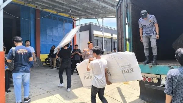 Distribusi Logistik Pilkada di gudang KPU Majene (Dok : Ist).