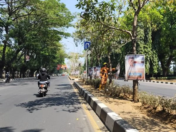 Penertiban APK di Sejumlah Ruas Jalan (Dok : Hanifah KabarMakassar).