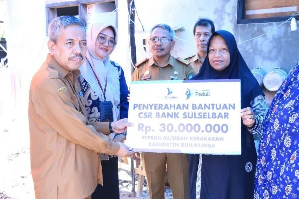 Penyerahan bantuan CSR untuk korban kebakaran di Tanah Kongkong Bulukumba (Dok: ist).