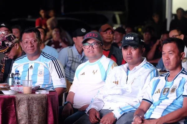 Wakil Bupati Gowa, Darmawangsyah Muin saat Mengikuti Nobar Piala Dunia 2026 di Makodim (Dok: Ist).