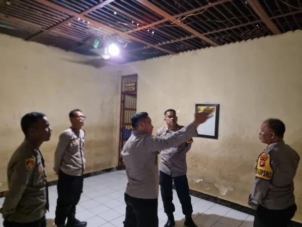 Wakapolres Majene saat melakukan pengecekan keamanan rumah tahanan polres Majene bersama jajaran (Dok : ist).
