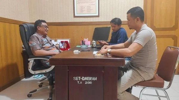Kadis Dikbud Kabupaten Jeneponto, Uskar Baso saat dikonfirmasi beberapa waktu lau di Kantor Bupati Jeneponto. (Foto : Ullah)