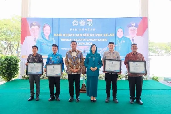 Bupati Bantaeng, M. Fathul Fauzy Nurdin saat menghadiri acara peringatan HKG ke-53 di Tribun Pantai Seruni, Kamis (2/10).