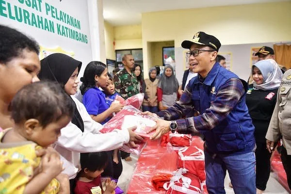 Pj Gubernur Sulsel, Prof Zudan Arif Fakrulloh saat memberi bantuan logistik terhadap pengungsi (Dok: Ist)