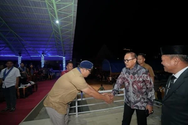 Gubernur Sulbar Suhardi Duka saat menghadiri Perayaan Natal Nasional GMKI bersama Pemerintah Daerah Kabupaten Mamasa dan masyarakat Mamasa di Lapangan Kondosapata, Kabupaten Mamasa (dok:ist)
