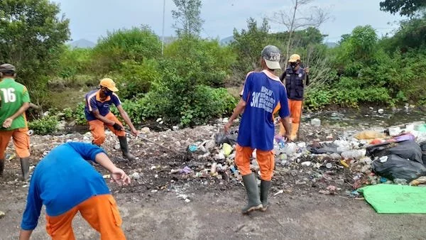 DLH Kabupaten Mamuju saat melakukan pembersihan tumpukan sampah yang dikeluhkan masyarakat