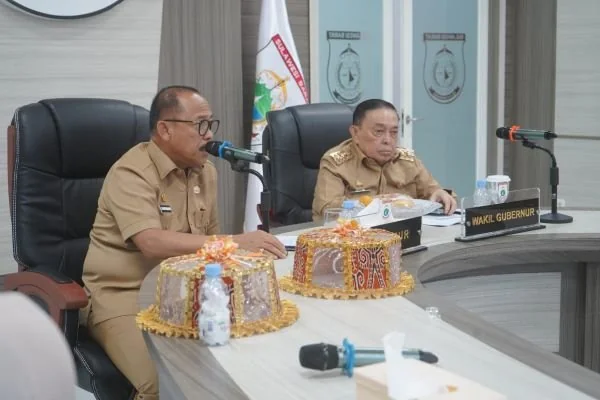 Gubernur bersama wakil Gubernur Sulbar saat mengikuti rapat bersama Kemendagri lewat zoom di Ruang Oval Kantor Gubernur (Dok : Ist).