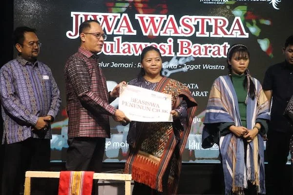 Sekretaris Daerah Provinsi Sulawesi Barat, Junda Maulana saat memberikan penghargaan kepada penenun (dok:ist)