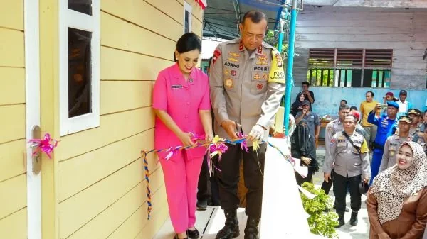 Kapolda Sulbar saat peresmian rumah hunian guru di pulau Ambo (Dok : Ist).