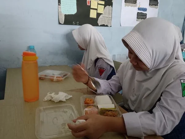 Ilustrasi Siswa saat Menerima MBG, (Dok: Sinta Kabar Makassar).