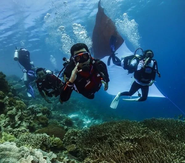 Pengibaran bendera merah putih terbesar dibawah laut Wakatobi oleh Pertamina aparat Niaga Regional Sulawesi. Dok. Ist