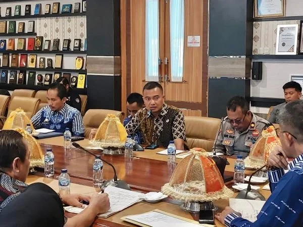 Kasi Intel Kejari Jeneponto, M. Zahroel Ramadhana bersama Pj Bupati, Reza Faisal Saleh dan Forkopimda saat rapat (Dok : Ist).