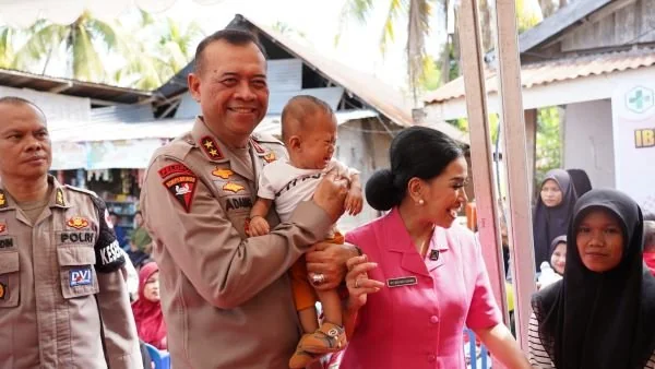 Kapolda Sulbar bersama Ketua Bhayangkari Sulbar saat berada di kampung binaan (Dok : ist).