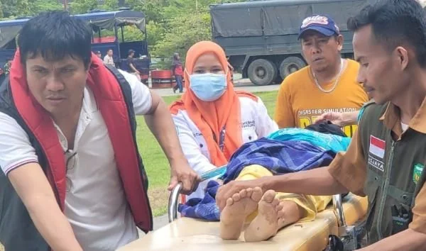 Tenaga kesehatan saat mengevakuasi korban banjir di Luwu.
