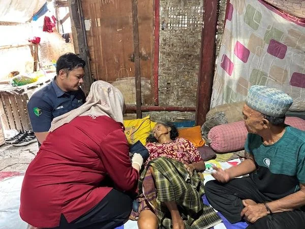 Tim Dokkes Jeneponto saat melakukan pemeriksaan kesehatan Pasutri Lansia di Jalan Karya. (Ist).