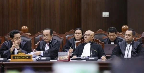Para Kuasa Pemohon menyampaikan pokok permohonannya pada sidang panel pendahuluan uji materiil Undang-Undang Nomor 3 Tahun 2020 tentang Pertambangan Mineral dan Batubara, (Dok: Ist).