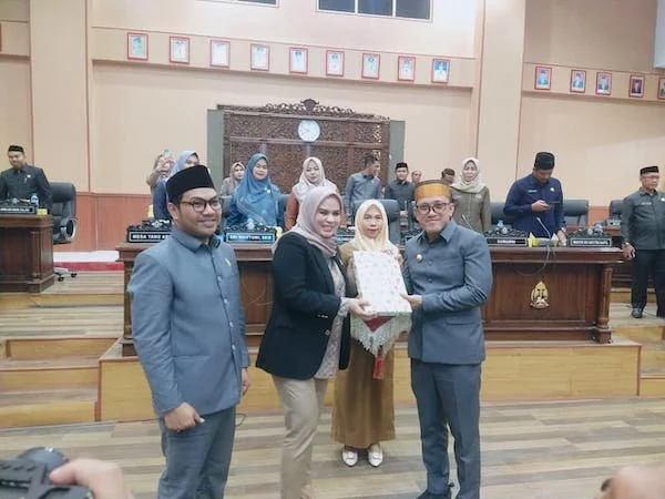 Bupati Jeneponto, H. Paris Yasir, saat menyerahkan Ranperda ke Wakil Ketua DRPD Jeneponto, Irmawati Zainuddin. (Ist).