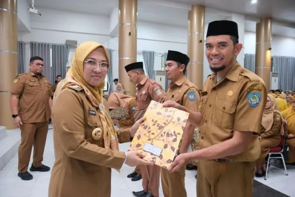 Pemerintah Kabupaten (Pemkab) Gowa menyerahkan Surat Keputusan (SK) Penugasan Pengawas dan Kepala Sekolah jenjang TK, SD dan SMP Tingkat Kabupaten Gowa Tahun 2026 (Dok: Ist).