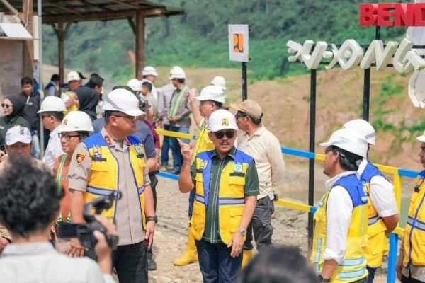 Gubernur Sulbar bersama Kapolda Sulbar saat meninjau pembangunan bendungan Budong-budong (Dok : Ist).