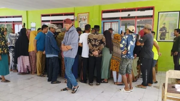 Warga Borongtala saat menggelar aksi demonstrasi di Kantor Desa Borongtala, Kecamatan Tamalatea, Kabupaten Jeneponto (Dok : Ullah KabarMakassar).