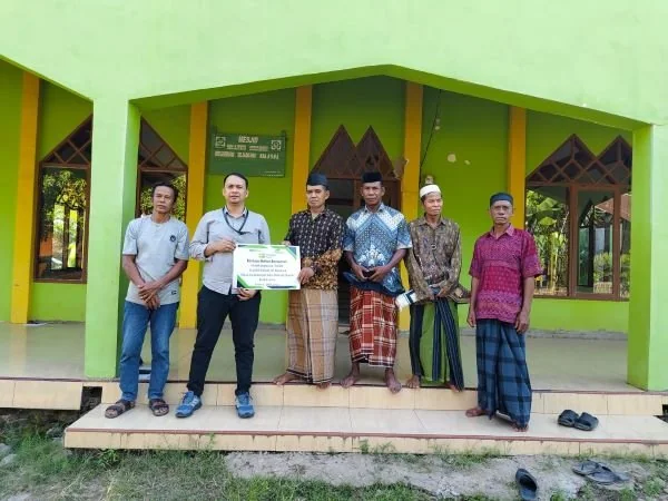 Penyerahan bantuan oleh Pegadaian untuk pembangunan toilet Masjid Babul Ali (Dok: Ist).