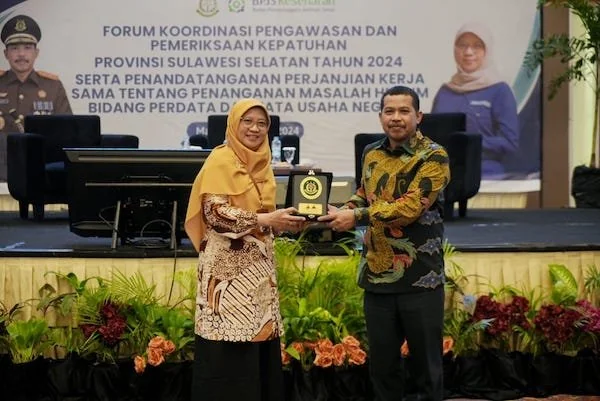 Kepala Kejaksaan Tinggi Sulawesi Selatan Agus Salim Bersama Deputi Direksi BPJS Kesehatan Wilayah IX Dr. Yessi Kumalasari, MPH. AAAK, menandatangani Perjanjian Nota Kesepahaman/Memorandum of Understanding (MoU) di Makassar, Senin (15/7).