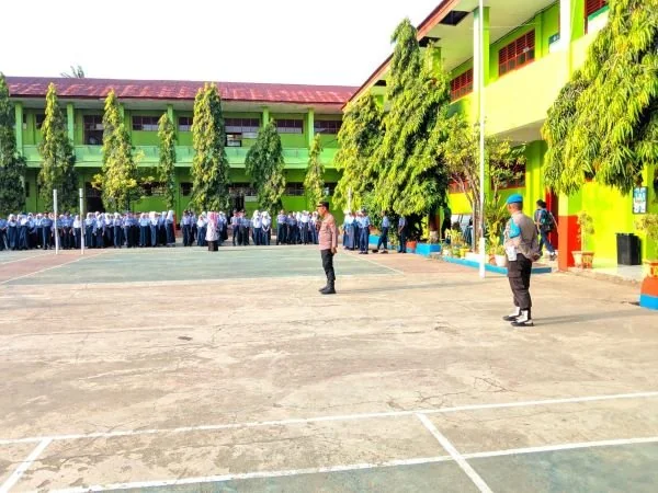 Kapolsek Benteng, AKP H. Ahdiansar saat Memberikan Edukasi Kepada Pelajar SMPN 1 Kepulauan Selayar, (Dok: Ist).
