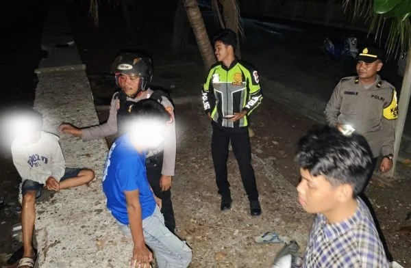 Polisi mengamankan anak di bawah umur saat sedang pesta miras (Dok : Ist).