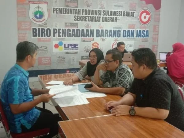 Biro Pengadaan Barang dan Jasa (Barjas) Setda Sulbar saat melakukan pemeriksaan berkas terkait Rehabilitasi Rumah Korban Bencana Banjir di Kelurahan  Kalukku (Dok : Ist).