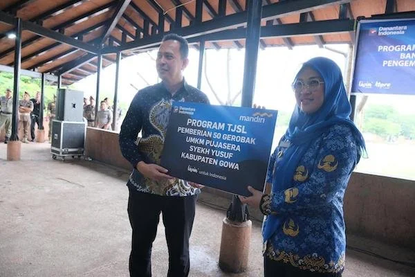 Bupati Gowa, Sitti Husniah Talenrang saat Menerima 50 Unit Gerobak UMKM, (Dok: Ist).