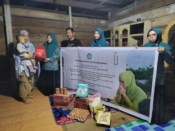 Bantuan dari TP PKK Sulsel diberi secara door to door kepada korban bencana