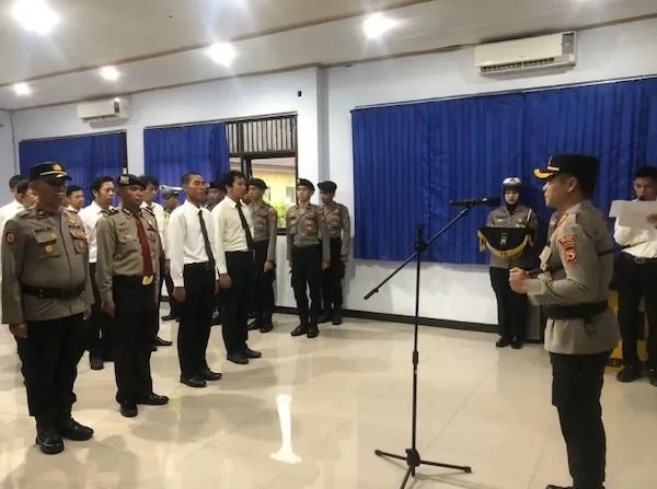 Kapolres Maros, AKBP Awaludin Amin S.I.K., saat memimpin upacara pemberian penghargaan kepada 15 porsenil berprestasi.