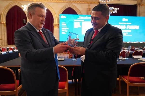 Wali Kota Makassar, Munafri Arifuddin berikan Souvenir Kepada Wali Kota Vienna, Michael Ludwig, Wali Kota Vienna, Michael Ludwig, (Dok: Ist).