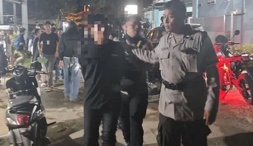 Pelaku keributan beserta barang bukti yang berhasil diamankan Personel Polresta Mamuju (dok:ist)
