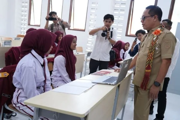 Sekretaris Daerah Provinsi Sulawesi Barat Junda Maulana saat membuka MPLS di Sekolah Rakyat Kabupaten Mamuju (Dok: Ist)