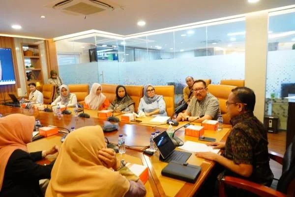 Ketua DPRD Sulsel, Andi Ina Kartika Sari, Wakil ketua Ni'matullah dan sejumlah anggota legislatif saat menyampaikan aspirasi masyarakat adat kajang (Dok : ist).