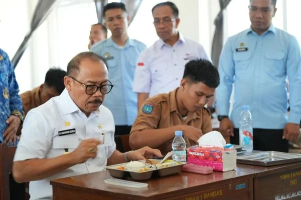 Gubernur Sulbar Suhardi Duka saat mencicipi MBG di SMK Negeri 1 Rangas Mamuju bersama siswa (Dok : ist).